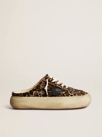 Sabot Space-Star para mujer en piel de potro con estampado de leopardo y estrella negra