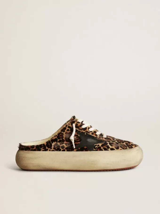 Sabot Space-Star para mujer en piel de potro con estampado de leopardo y estrella negra Sabot Space-Star para mujer en piel de potro con estampado de leopardo y estrella negra