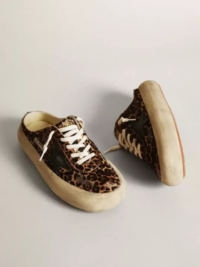 Sabot Space-Star para mujer en piel de potro con estampado de leopardo y estrella negra Sabot Space-Star para mujer en piel de potro con estampado de leopardo y estrella negra