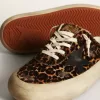 Sabot Space-Star para mujer en piel de potro con estampado de leopardo y estrella negra Sabot Space-Star para mujer en piel de potro con estampado de leopardo y estrella negra