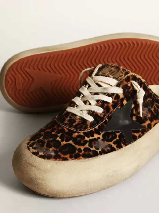 Sabot Space-Star para mujer en piel de potro con estampado de leopardo y estrella negra Sabot Space-Star para mujer en piel de potro con estampado de leopardo y estrella negra
