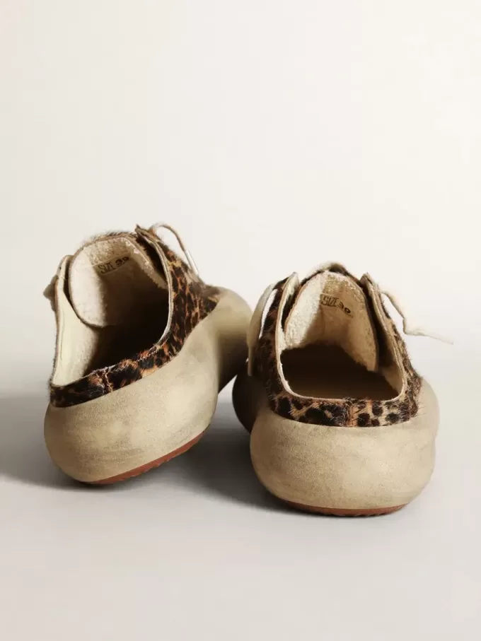 Sabot Space-Star para mujer en piel de potro con estampado de leopardo y estrella negra Sabot Space-Star para mujer en piel de potro con estampado de leopardo y estrella negra