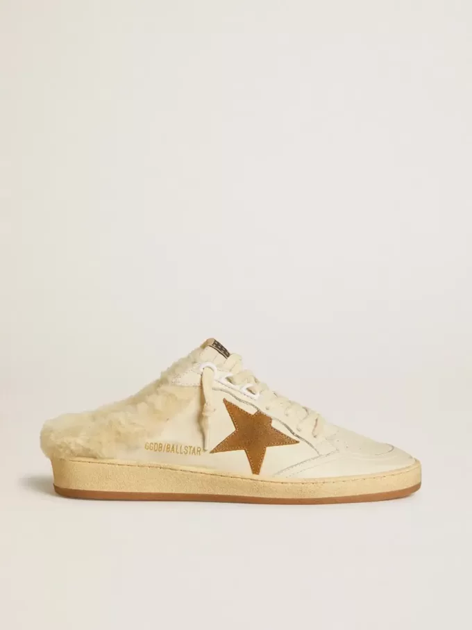 Sabots Ball Star de piel con estrella de ante y forro de borreguillo beige Sabots Ball Star de piel con estrella de ante y forro de borreguillo beige