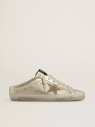 Sabots Super-Star en piel platino metalizada con estrella de ante beige