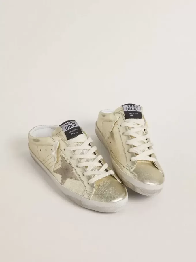 Sabots Super-Star en piel platino metalizada con estrella de ante beige Sabots Super-Star en piel platino metalizada con estrella de ante beige