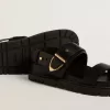 Sandalia Lucy para mujer en piel negra brillante con hebilla metálica dorada Sandalia Lucy para mujer en piel negra brillante con hebilla metálica dorada