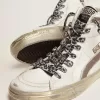 Sandalias de mujer con estrella en ante blanco y detalle de cuero Sandalias de mujer con estrella en ante blanco y detalle de cuero