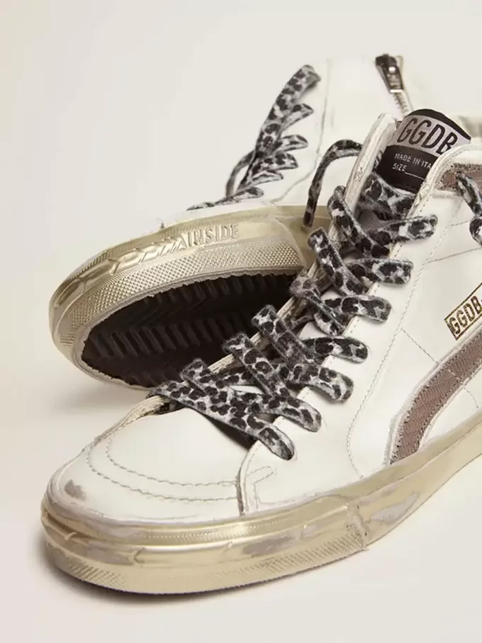 Sandalias de mujer con estrella en ante blanco y detalle de cuero Sandalias de mujer con estrella en ante blanco y detalle de cuero