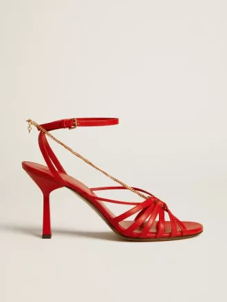 Sandalias de tacón alto Nico en piel napa roja con cadena dorada.