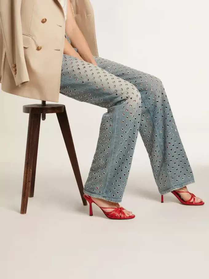 Sandalias de tacón alto Nico en piel napa roja con cadena dorada. Sandalias de tacón alto Nico en piel napa roja con cadena dorada.