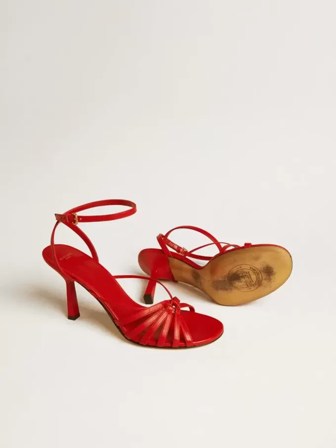 Sandalias de tacón alto Nico en piel napa roja con cadena dorada. Sandalias de tacón alto Nico en piel napa roja con cadena dorada.