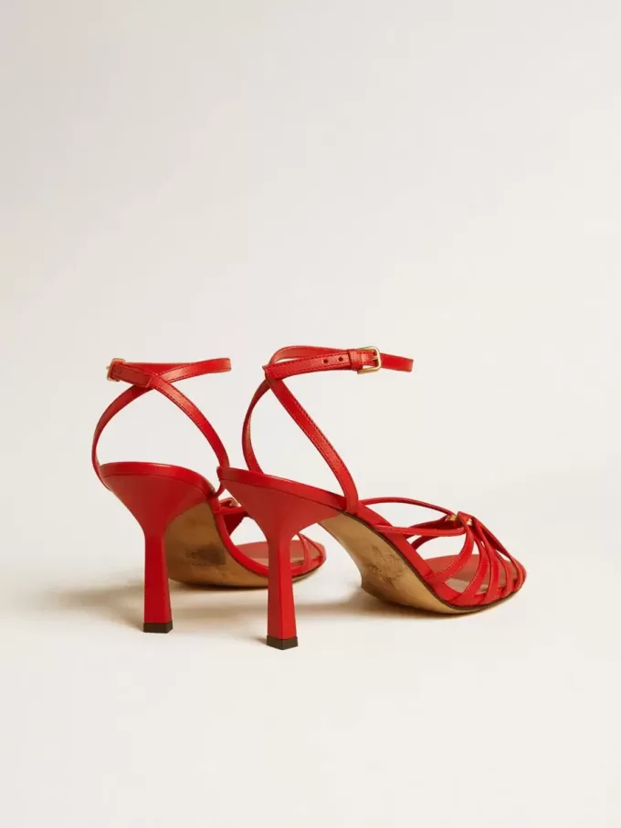Sandalias de tacón alto Nico en piel napa roja con cadena dorada. Sandalias de tacón alto Nico en piel napa roja con cadena dorada.