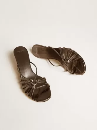 Sandalias Nico con tacón bajo en piel gris metalizada
