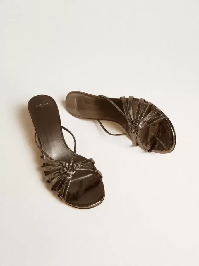 Sandalias Nico con tacón bajo en piel gris metalizada Sandalias Nico con tacón bajo en piel gris metalizada