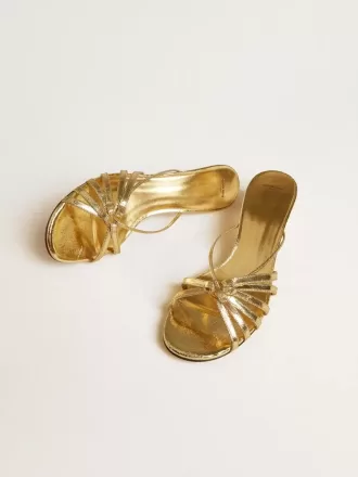 Sandalias Nico con tacón bajo en piel metalizada dorada