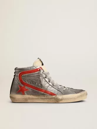 Sandalias para mujer con parte superior de piel metalizada plateada y detalle de piel metalizada roja.