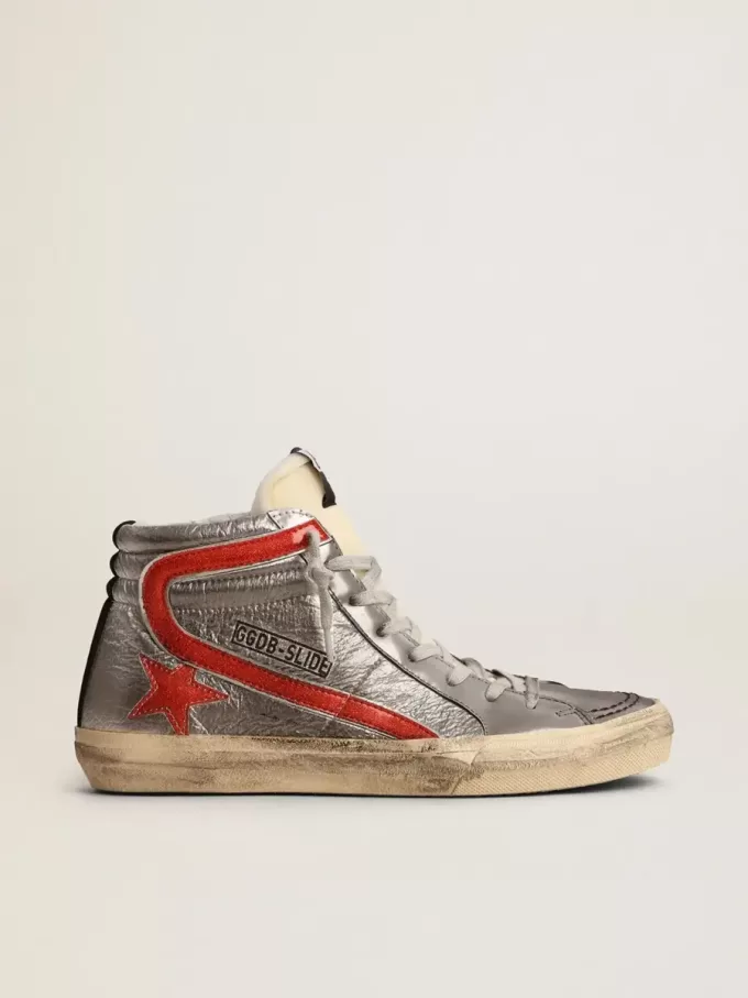 Sandalias para mujer con parte superior de piel metalizada plateada y detalle de piel metalizada roja. Sandalias para mujer con parte superior de piel metalizada plateada y detalle de piel metalizada roja.