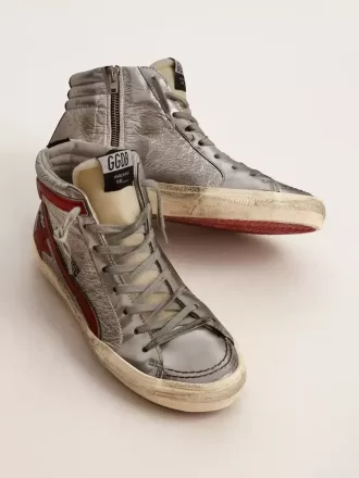 Sandalias para mujer con parte superior de piel metalizada plateada y detalle de piel metalizada roja.