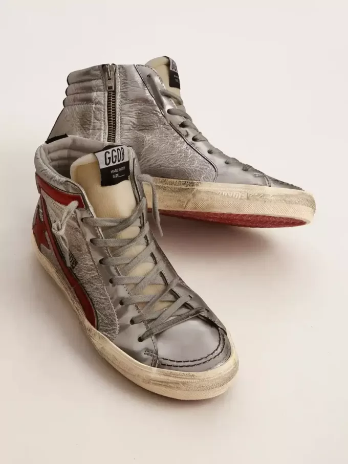 Sandalias para mujer con parte superior de piel metalizada plateada y detalle de piel metalizada roja. Sandalias para mujer con parte superior de piel metalizada plateada y detalle de piel metalizada roja.