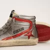 Sandalias para mujer con parte superior de piel metalizada plateada y detalle de piel metalizada roja. Sandalias para mujer con parte superior de piel metalizada plateada y detalle de piel metalizada roja.