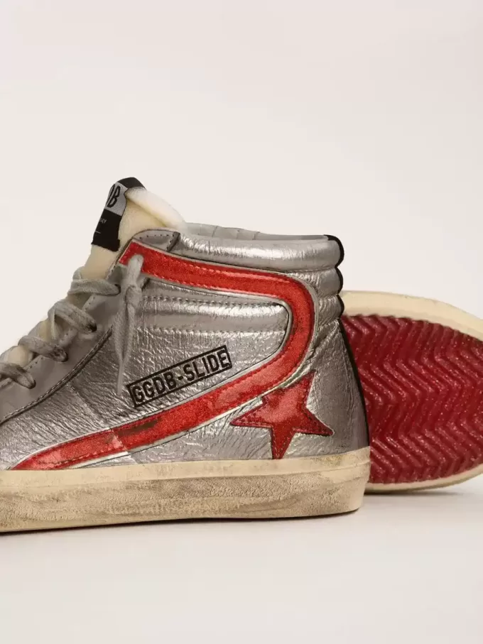 Sandalias para mujer con parte superior de piel metalizada plateada y detalle de piel metalizada roja. Sandalias para mujer con parte superior de piel metalizada plateada y detalle de piel metalizada roja.