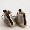 Sandalias para mujer con parte superior de piel metalizada plateada y detalle de piel metalizada roja. Sandalias para mujer con parte superior de piel metalizada plateada y detalle de piel metalizada roja.