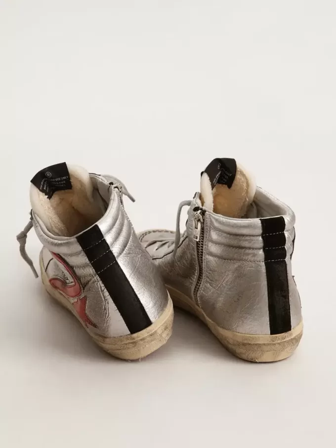Sandalias para mujer con parte superior de piel metalizada plateada y detalle de piel metalizada roja. Sandalias para mujer con parte superior de piel metalizada plateada y detalle de piel metalizada roja.
