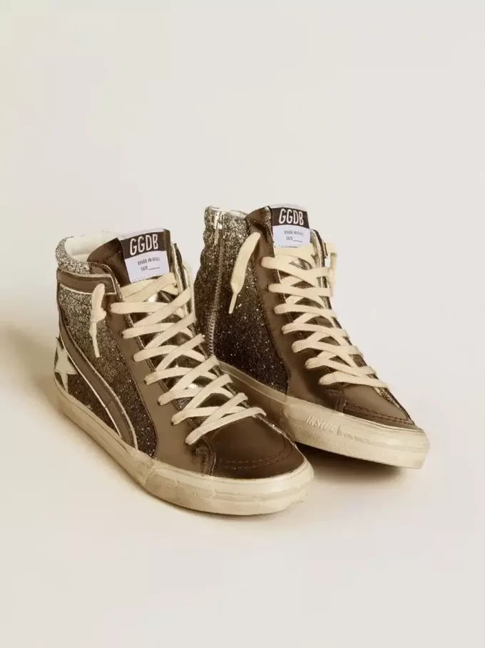 Sandalias para mujer en negro y plata brillante con estrella de piel y destellos metálicos Sandalias para mujer en negro y plata brillante con estrella de piel y destellos metálicos