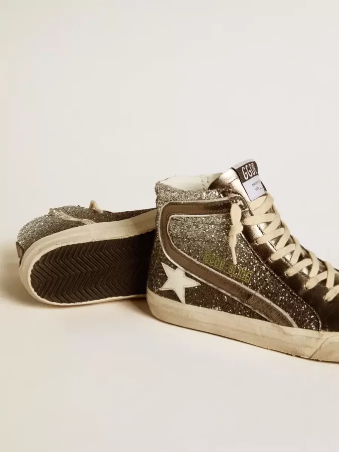 Sandalias para mujer en negro y plata brillante con estrella de piel y destellos metálicos Sandalias para mujer en negro y plata brillante con estrella de piel y destellos metálicos