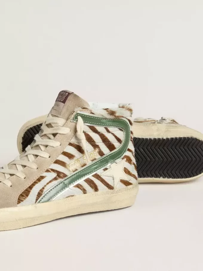 Sandalias para mujer en piel de potro con estampado de cebra y detalle en piel laminada verde Sandalias para mujer en piel de potro con estampado de cebra y detalle en piel laminada verde