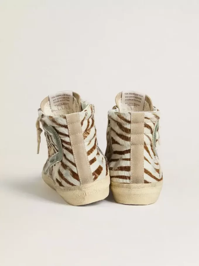 Sandalias para mujer en piel de potro con estampado de cebra y detalle en piel laminada verde Sandalias para mujer en piel de potro con estampado de cebra y detalle en piel laminada verde