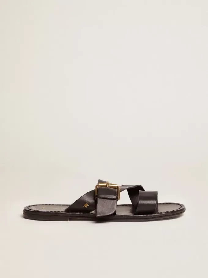 Sandalias planas Margaret para mujer en piel negra recubierta de resina Sandalias planas Margaret para mujer en piel negra recubierta de resina