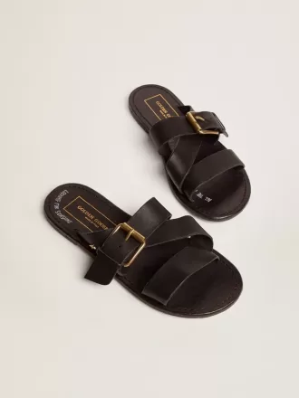 Sandalias planas Margaret para mujer en piel negra recubierta de resina