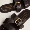 Sandalias planas Margaret para mujer en piel negra recubierta de resina Sandalias planas Margaret para mujer en piel negra recubierta de resina
