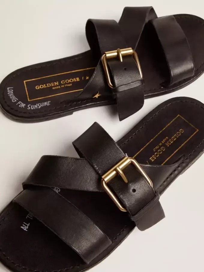 Sandalias planas Margaret para mujer en piel negra recubierta de resina Sandalias planas Margaret para mujer en piel negra recubierta de resina