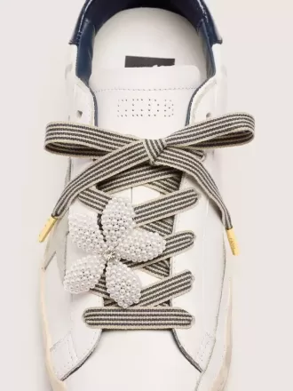Skin «Vintage» cordones a rayas negras y beige con charm en forma de flor