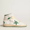 Sky-Star en piel blanca con estrella de piel verde. Sky-Star en piel blanca con estrella de piel verde.