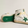 Sky-Star en piel blanca con estrella de piel verde. Sky-Star en piel blanca con estrella de piel verde.