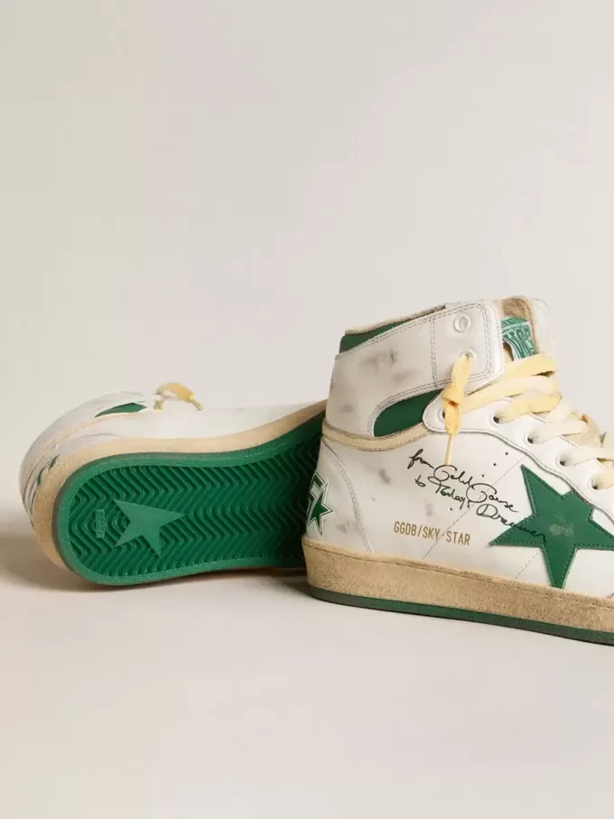 Sky-Star en piel blanca con estrella de piel verde. Sky-Star en piel blanca con estrella de piel verde.
