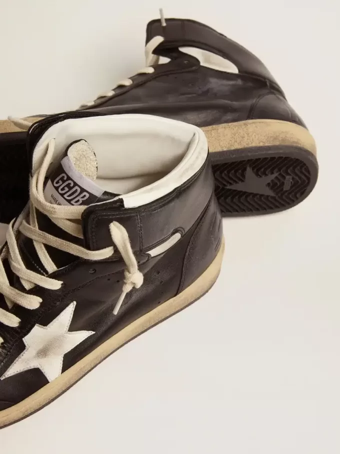 Sky-Star en piel napa negra con estrella de piel blanca Sky-Star en piel napa negra con estrella de piel blanca