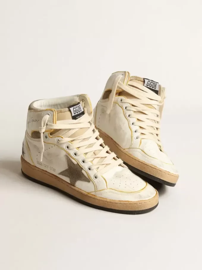 Sky-Star para hombre en piel napa blanca con estrella de ante gris paloma Sky-Star para hombre en piel napa blanca con estrella de ante gris paloma