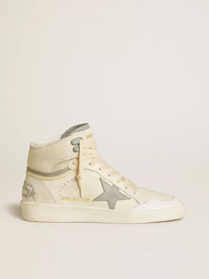 Sky-Star para mujer en piel con estrella de piel azul claro y lengüeta blanca en el talón. Sky-Star para mujer en piel con estrella de piel azul claro y lengüeta blanca en el talón.