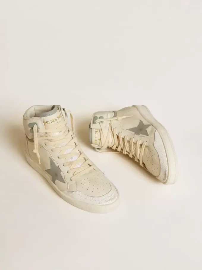 Sky-Star para mujer en piel con estrella de piel azul claro y lengüeta blanca en el talón. Sky-Star para mujer en piel con estrella de piel azul claro y lengüeta blanca en el talón.