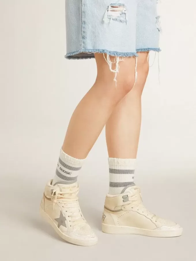 Sky-Star para mujer en piel con estrella de piel azul claro y lengüeta blanca en el talón. Sky-Star para mujer en piel con estrella de piel azul claro y lengüeta blanca en el talón.