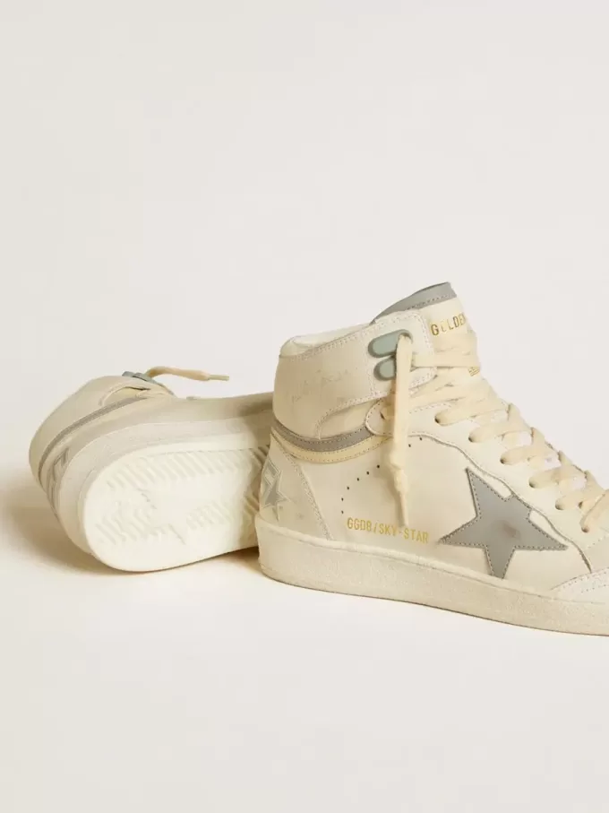 Sky-Star para mujer en piel con estrella de piel azul claro y lengüeta blanca en el talón. Sky-Star para mujer en piel con estrella de piel azul claro y lengüeta blanca en el talón.