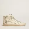 Slide con estrella de cuero metalizado plateado y detalle de cuero con estrellas Slide con estrella de cuero metalizado plateado y detalle de cuero con estrellas