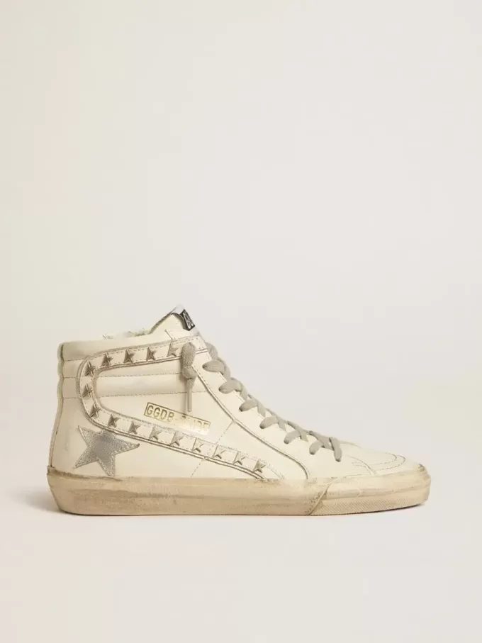 Slide con estrella de cuero metalizado plateado y detalle de cuero con estrellas Slide con estrella de cuero metalizado plateado y detalle de cuero con estrellas