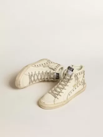 Slide con estrella de cuero metalizado plateado y detalle de cuero con estrellas
