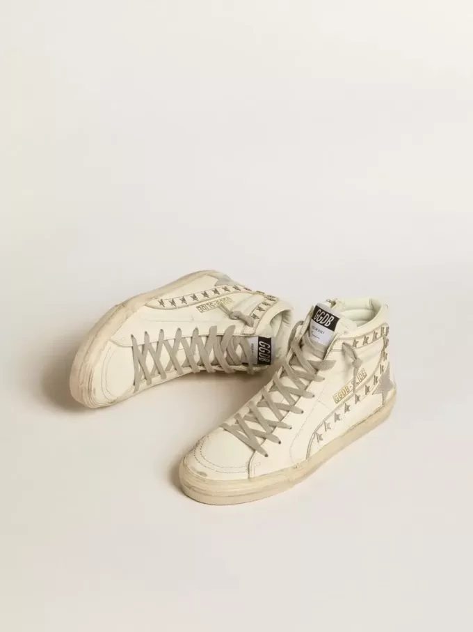 Slide con estrella de cuero metalizado plateado y detalle de cuero con estrellas Slide con estrella de cuero metalizado plateado y detalle de cuero con estrellas