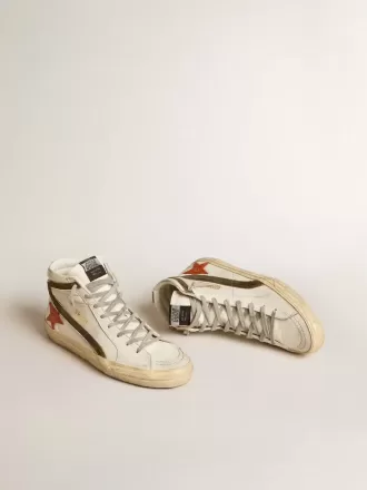 Slide de piel napa para hombre con estrella naranja con estampado de cocodrilo y detalle de ante verde